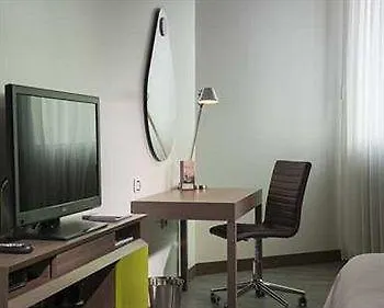 Hampton By Hilton Cali Hotel