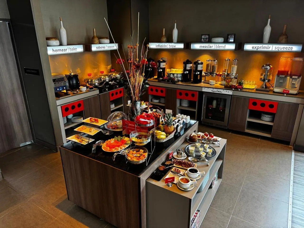 Hampton By Hilton Cali Hotel