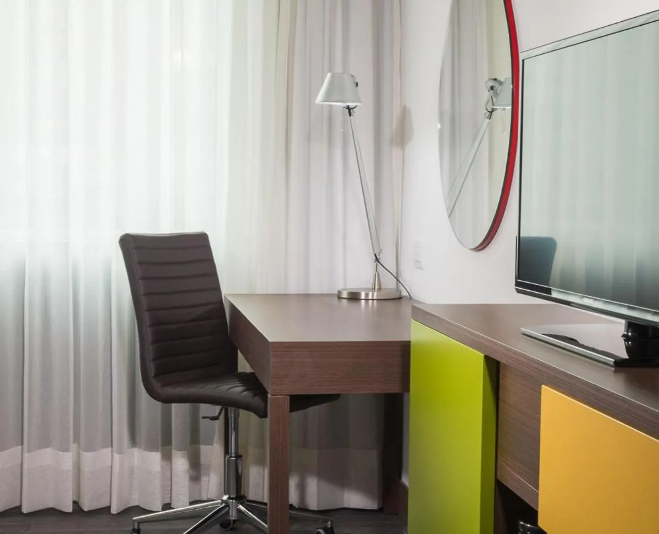 Hampton By Hilton Cali Hotel