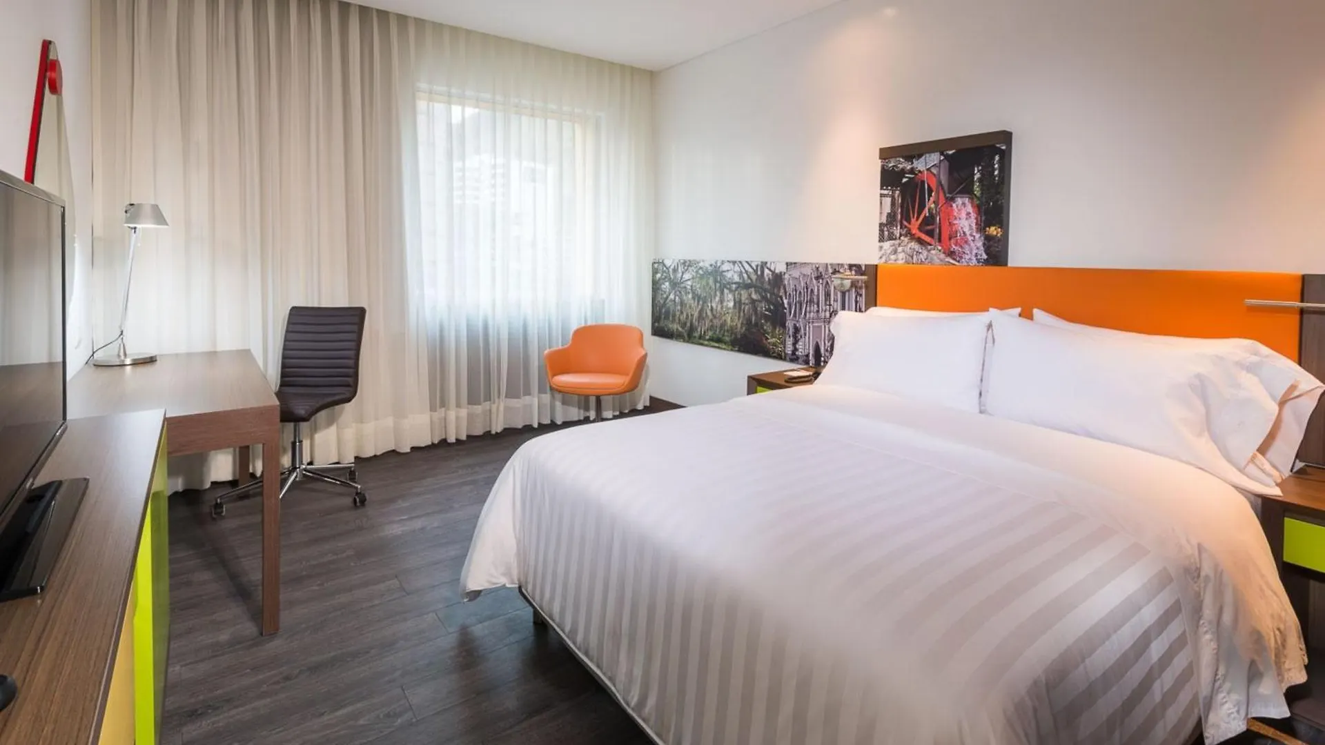 Hampton By Hilton Cali Hotel