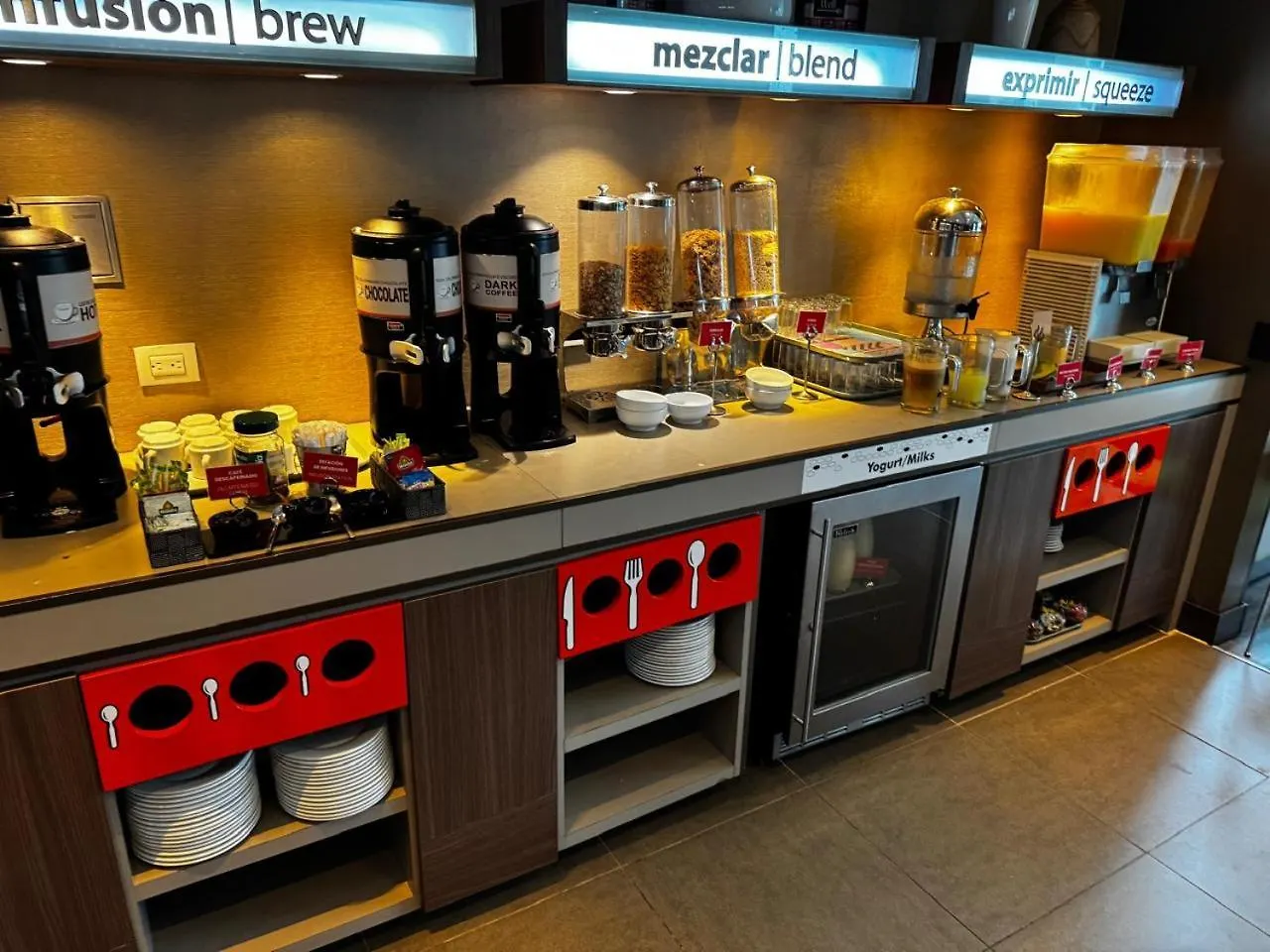 Hampton By Hilton Cali Hotel