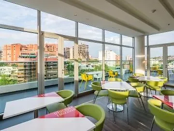 Hampton By Hilton Cali Hotel